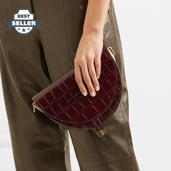 시라크 새들백 미디움, 크로크다일 텍스처 - 글로시 버건디 ('슈스스TV' 한혜연 착용) Chylak Medium glossed croc-effect leather shoulder bag